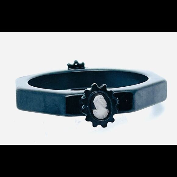 Set of Vintage Black Bakelite Mourning Bangle Bracelets with Cameo Accents - Picture 10 of 16